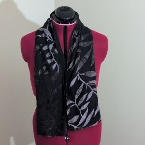 American Connection | Vintage Elegant Black and Velvet Lilac Leaf Pattern Scarf